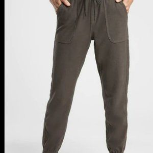 Athleta Fallon Jogger - Green size 8